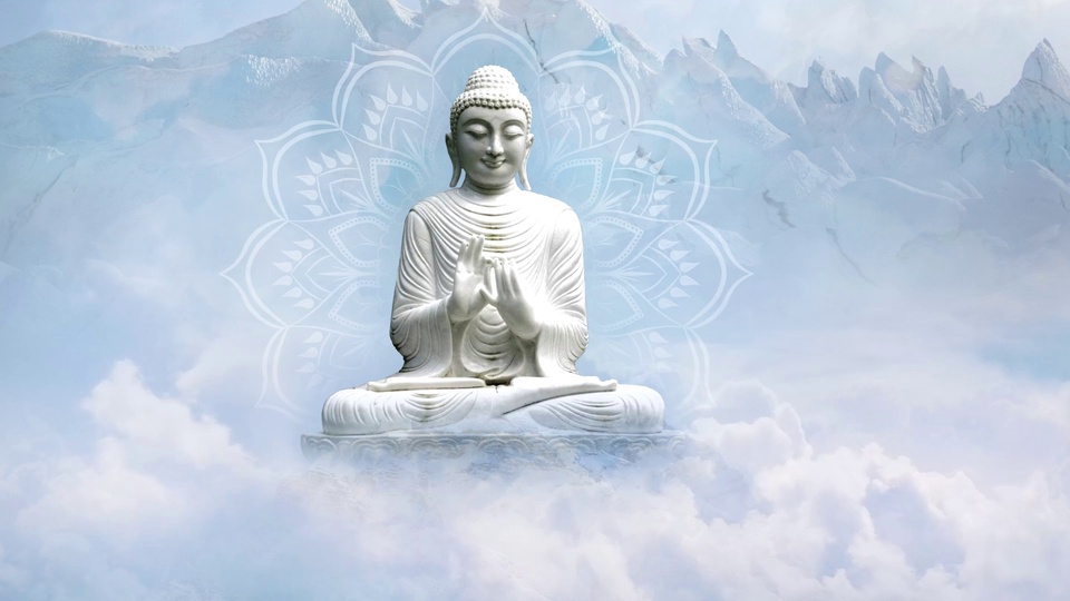 白色石雕佛像端坐于云海之上，身后衬有淡色曼陀罗纹样，远景为朦胧淡蓝色雪山。