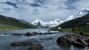 萨普神山雪山湖泊网红景区
