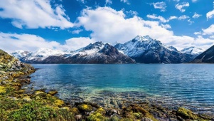 雪山湖泊