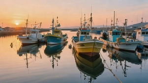 落日静谧码头小船