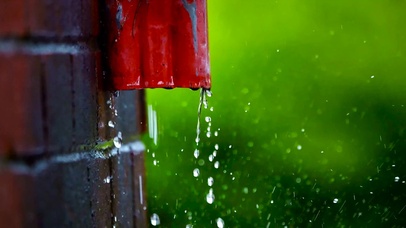 慢镜头屋下雨水