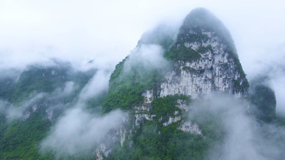 云雾缭绕的青山