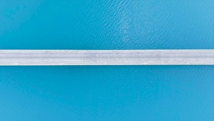 4K新疆班迪尔蓝湖山河风光