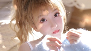 白嫩吊带尤物美女