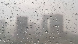 雨滴慢慢落下