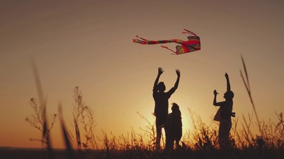 4K 高清 日落玩风筝的一家