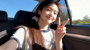 阳光下车内清纯美女比耶