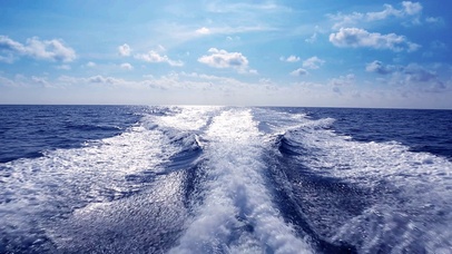 4K 高清 蓝色海洋与快艇