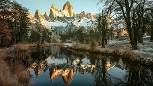 冬日积雪山林河流