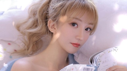 白嫩吊带尤物美女