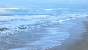 宁静的沙滩海浪