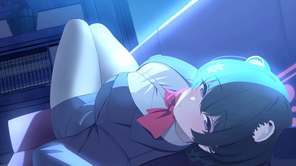 冷蓝调室内侧卧的黑发动漫校服猫耳少女
