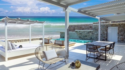 早晨的户外海滨咖啡馆