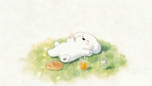 草地上悠闲午睡的小狗