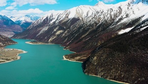 雪山湖泊