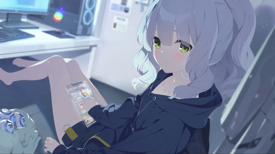 浅紫色卷发绿眼少女斜倚窗边，腿上放着透明触控平板，身后是摆放电脑的白色书桌。