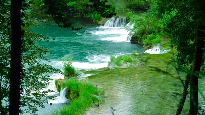 护眼山间绿水流