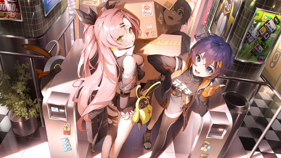 粉长发少女和紫短发少女站在亮灯的电梯间内，身旁摆放黄色兔子玩偶。
