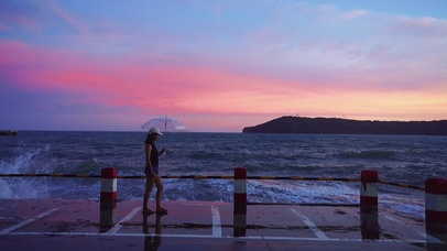 夜晚南湾街浪花日落
