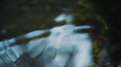 雨滴落在水面溅起波纹