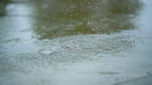 4K下雨天雨滴滴落地面