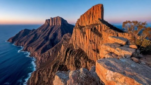 阳光清新悬崖海岸