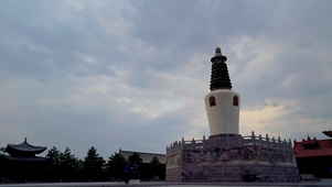白塔云变