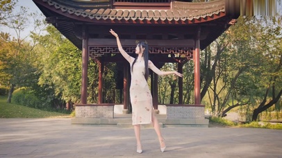 诱人胭脂色黑白旗袍你喜欢哪个