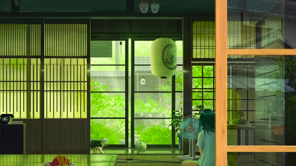 日式和室客厅，人物背对镜头跪坐，面前有桌面风扇，玻璃推拉门外是鲜绿庭院绿植，窗侧悬挂带纹样的浅绿色纸灯笼，整体以绿色搭配暖浅木色为主色调