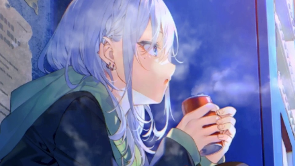 银发动漫少女侧脸捧红杯 背景是淡蓝天空与旧蓝墙