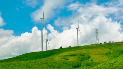 放松蓝天白云山坡风车