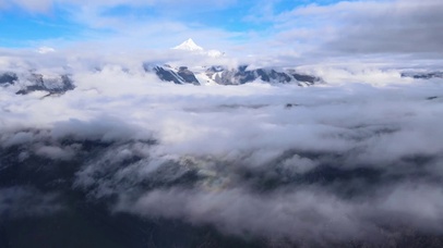 雪山云雾缭绕