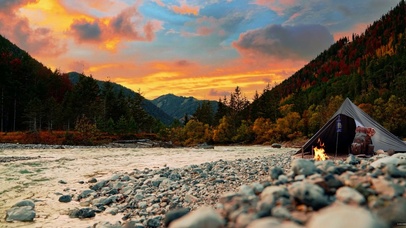 夕阳河边露营
