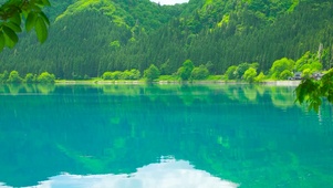 夏日青山绿水湖