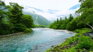 高山云雾河流