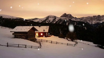 唯美治愈山峰雪山大学小木屋