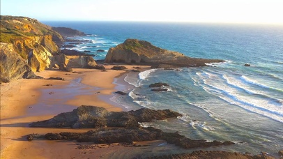航拍美丽海岸海浪