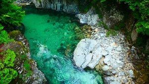 护眼山涧溪水潭