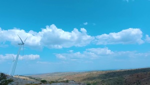 蓝天白云风车