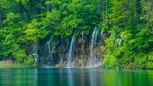 青山绿水瀑布