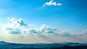 阴转晴的天空