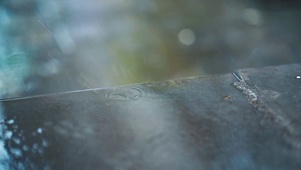 4K下雨天雨滴滴落地面唯美