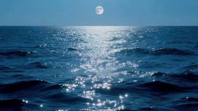 唯美的海上月