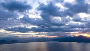 夕阳乌云漫天