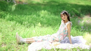 草地上的花裙子甜美女孩