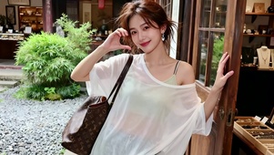 古玩店前拍照的美女