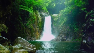 护眼山涧瀑布