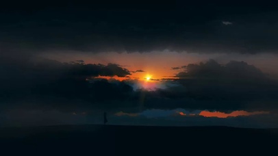 夕阳下的女孩