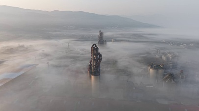 工业生产工厂清晨迷雾