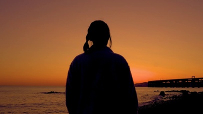 4K海边唯美日落女孩